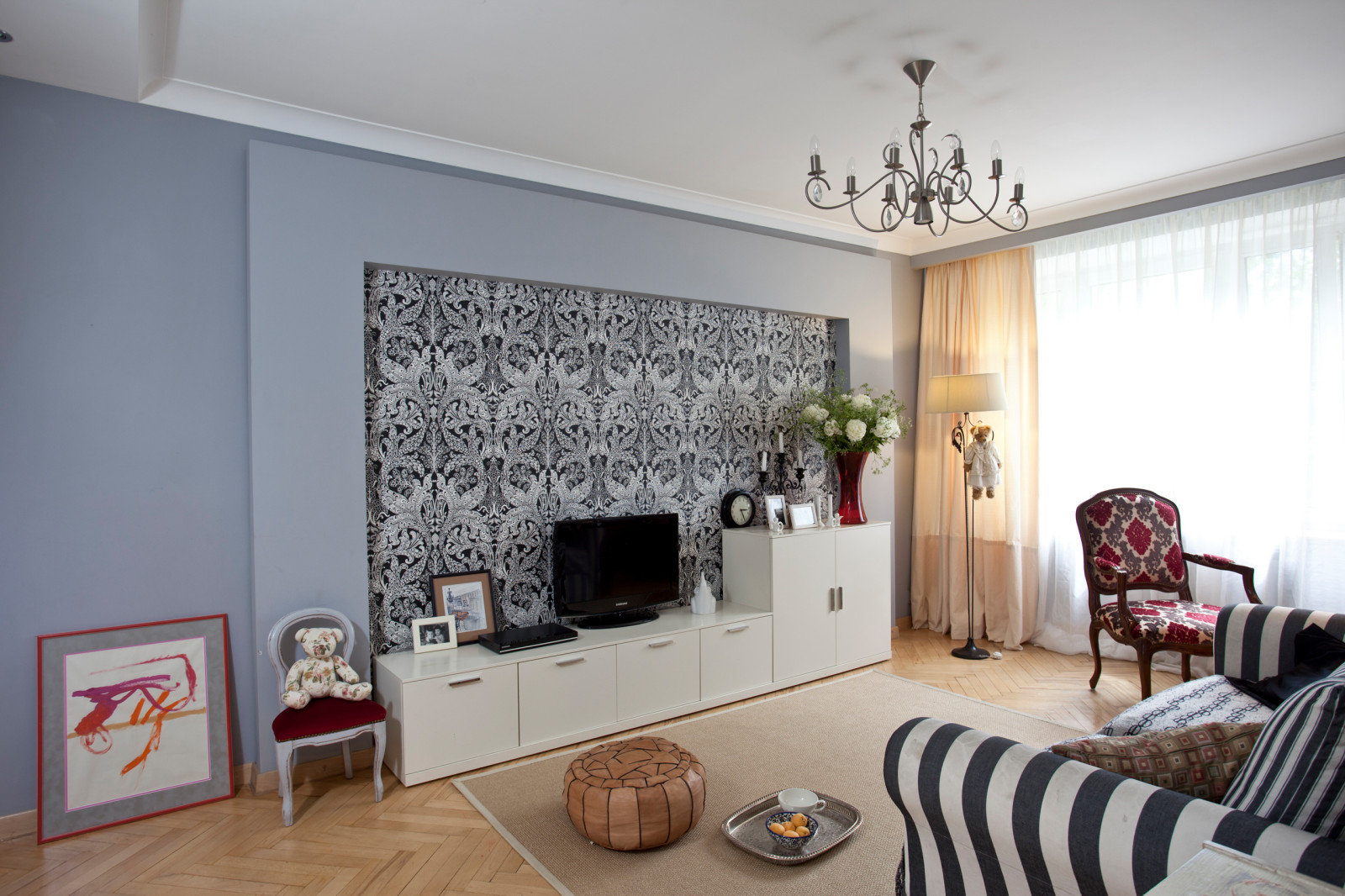 Интерьер гостиной с обоями