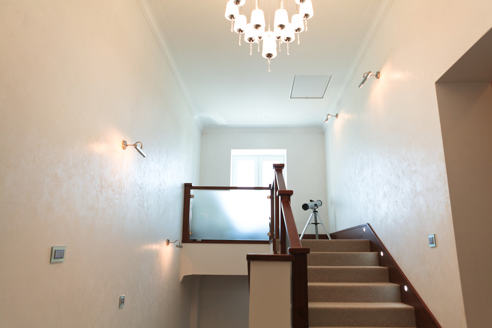 Коттедж: классический интерьер в бежевых оттенках