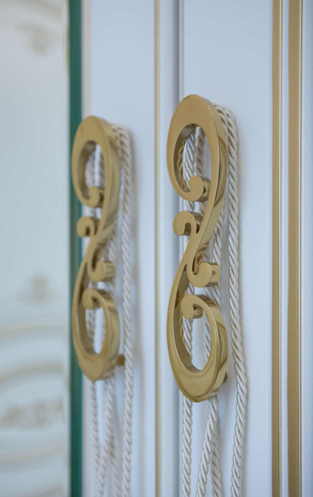 Шкаф в классическом стиле