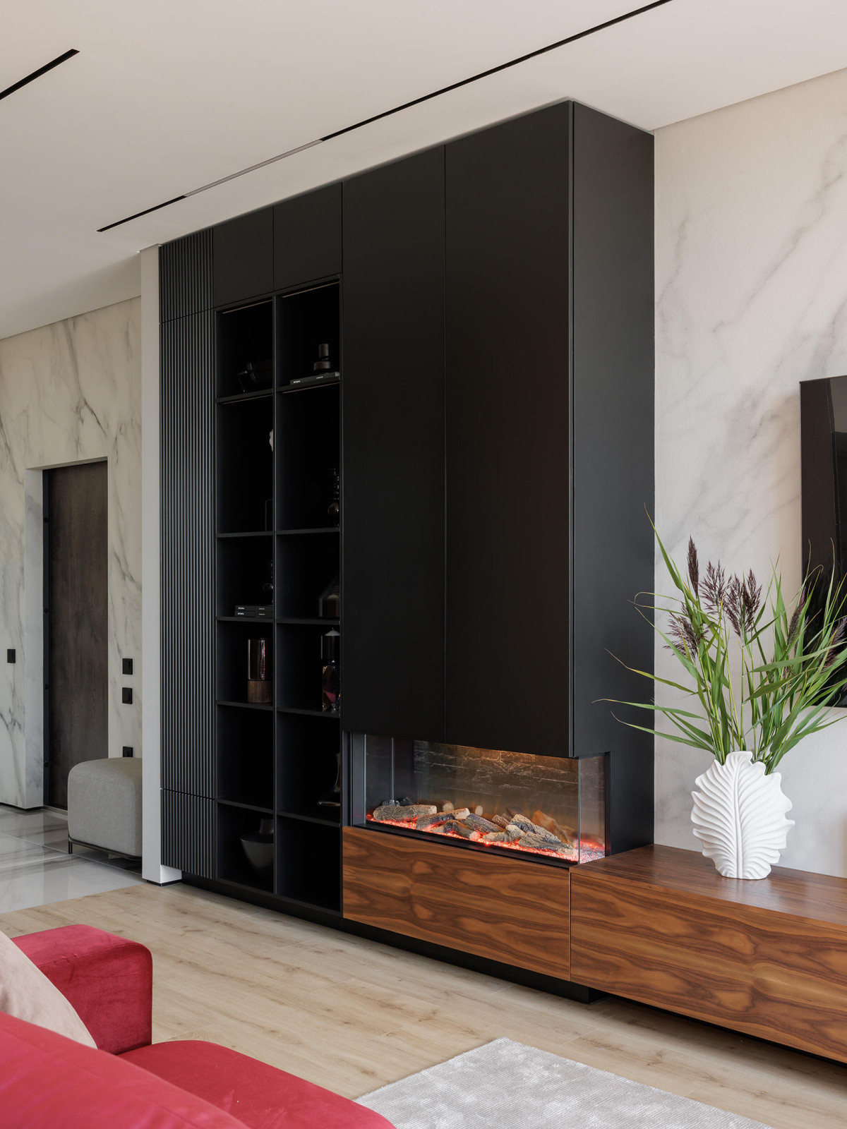 Современная квартира с бордовыми акцентами в ЖК "Притяжение" - 146 м2