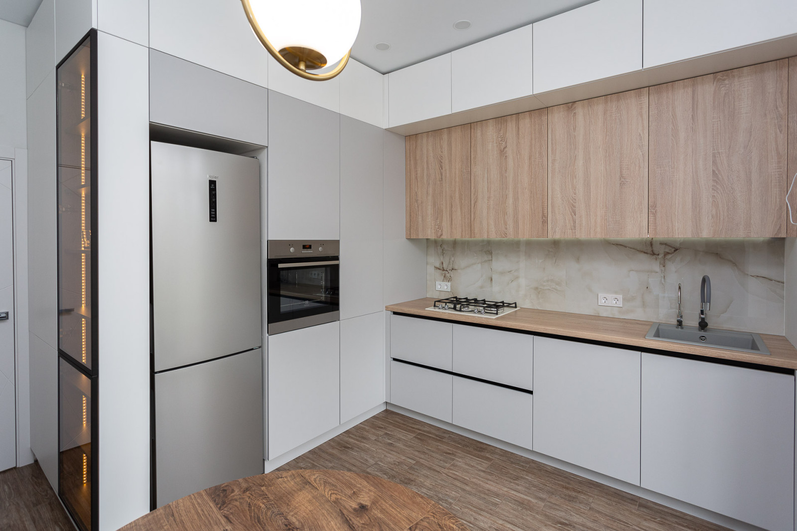 Серая комбинированная кухня в современном стиле