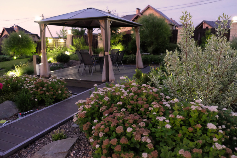 Сад с рельефом