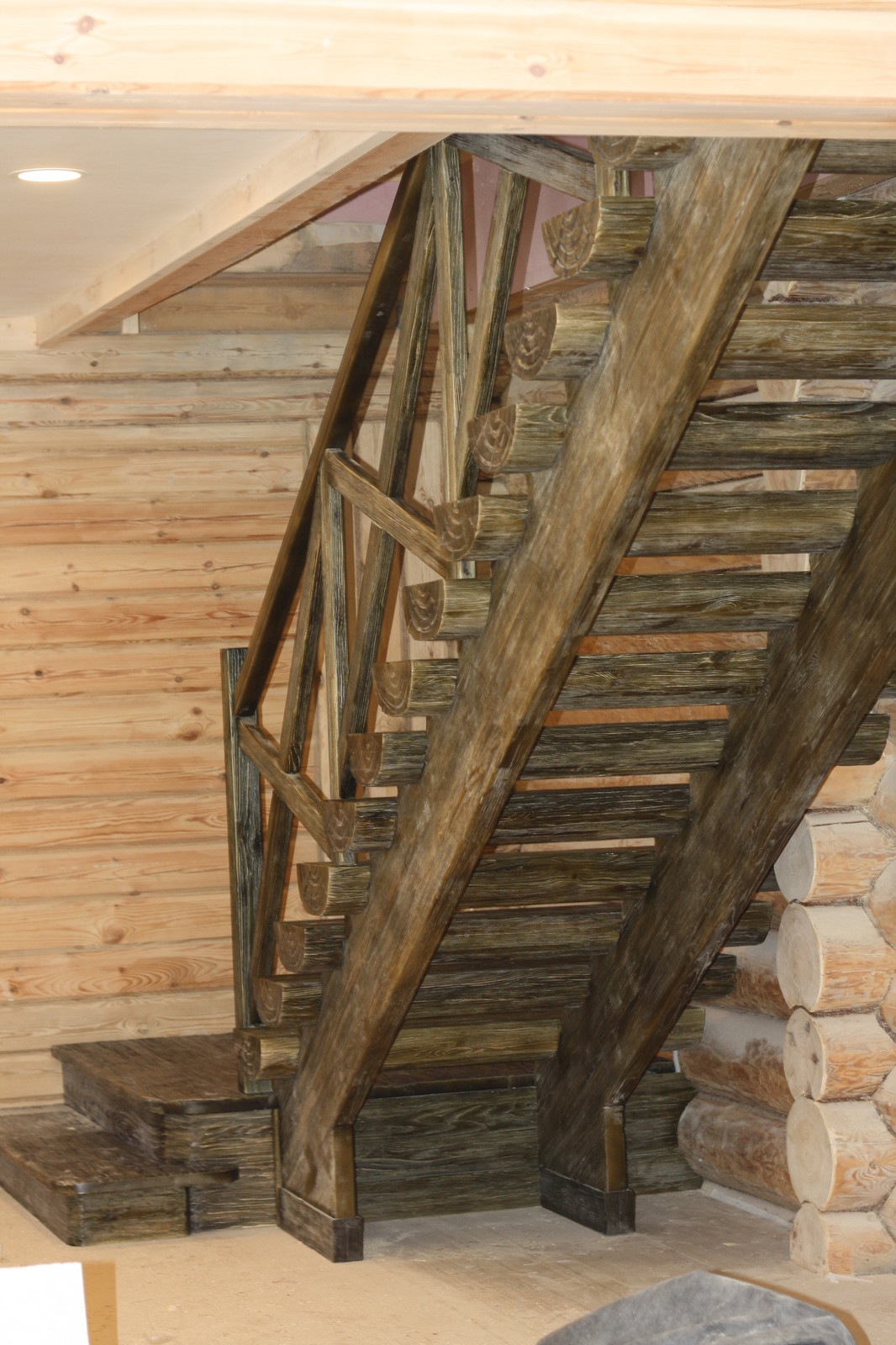 Лестница шале со старением, болотный цвет