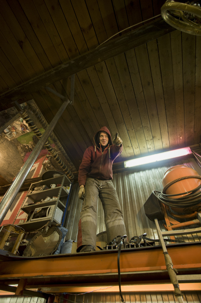 Портрет: Подвесная кровать и брутальная мебель от экспериментатора