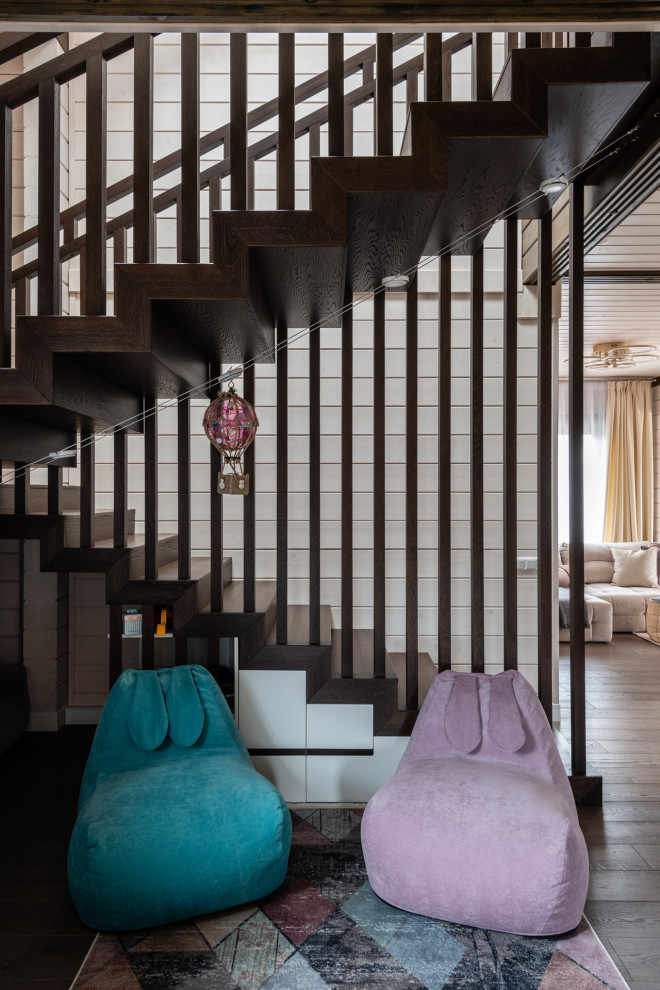 Вид на лестницу и игровую зону