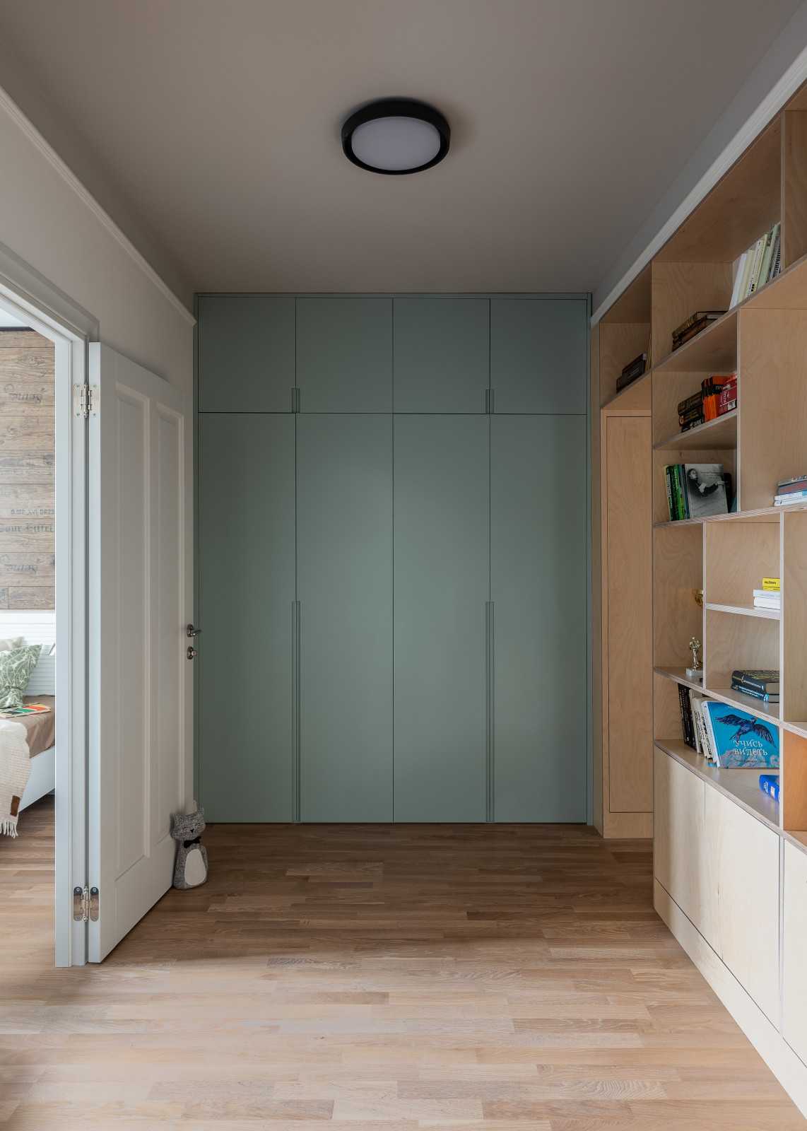 Квартира с библиотекой и коллекцией искусства