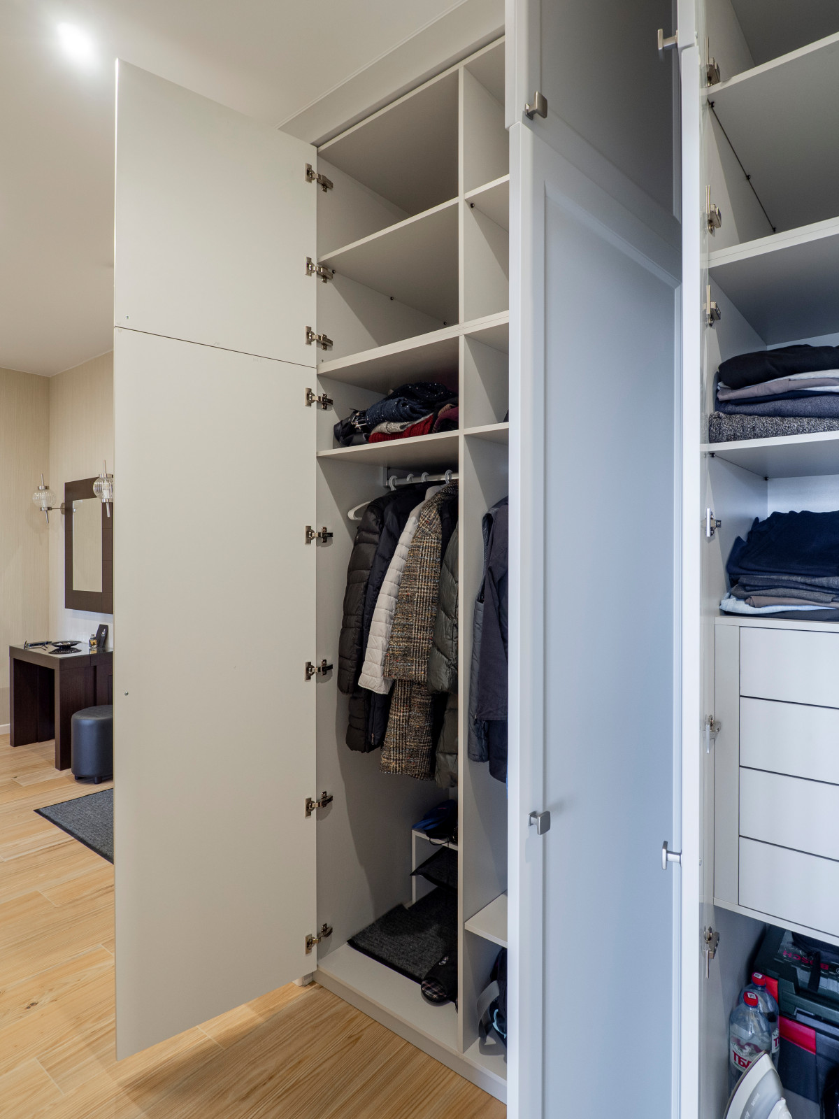 Меблировка прихожей и санузла в светло-мятном цвете