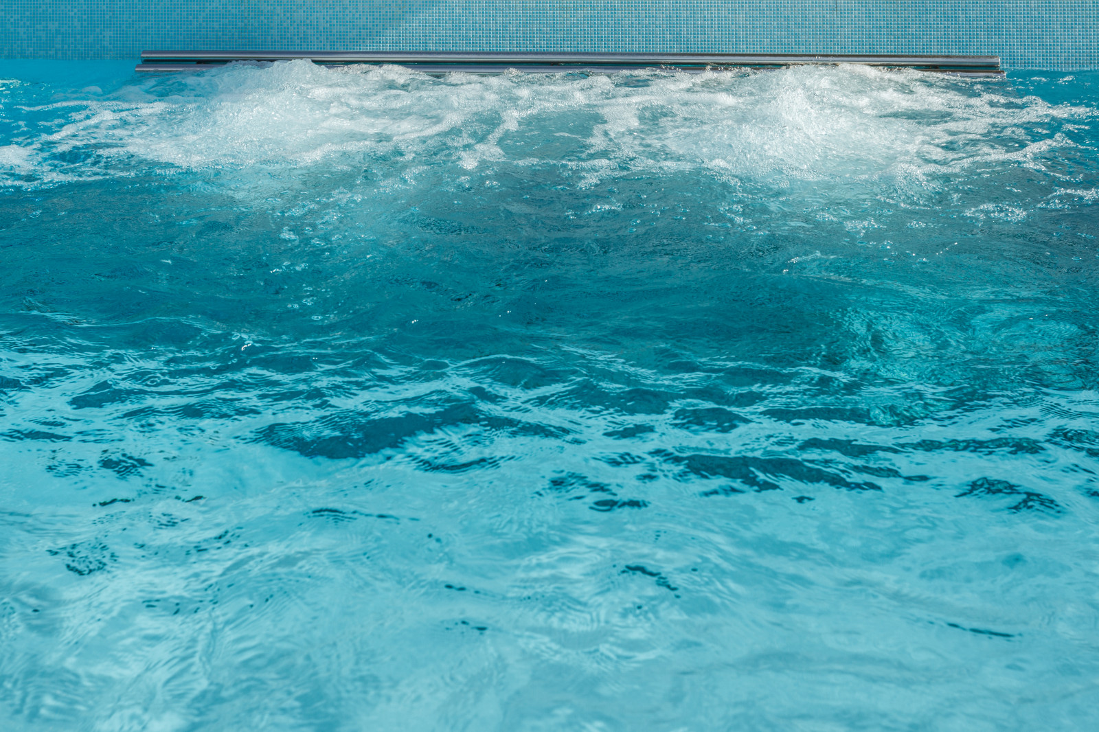 Открытый бассейн infinity в REEF RESIDENCE.