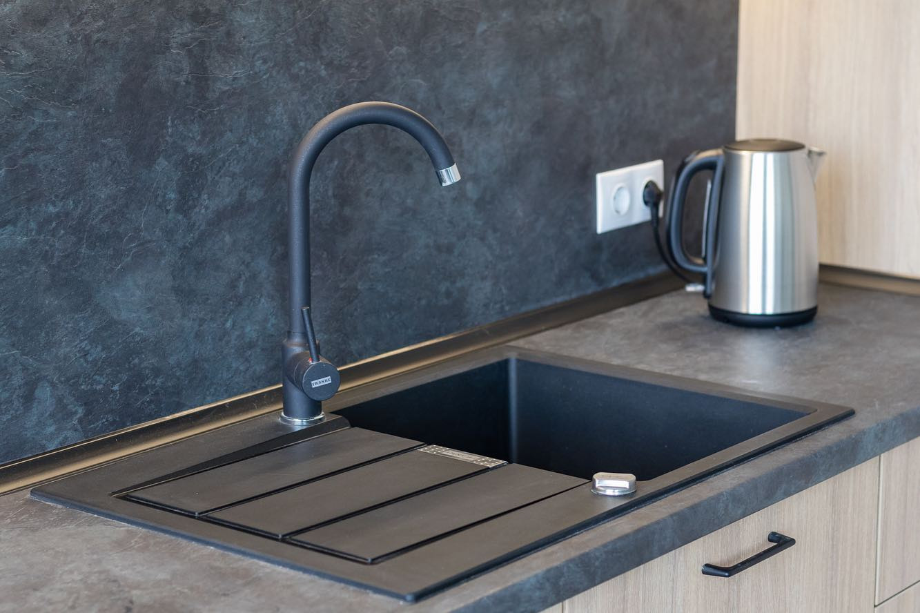 Бежевая кухня в классическом стиле