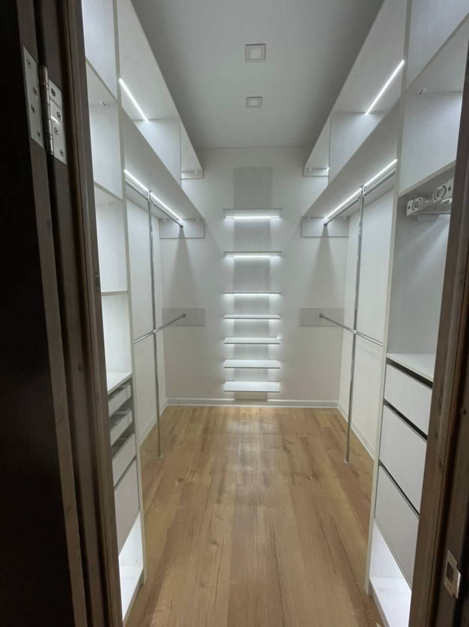 Гардеробная с подсветкой