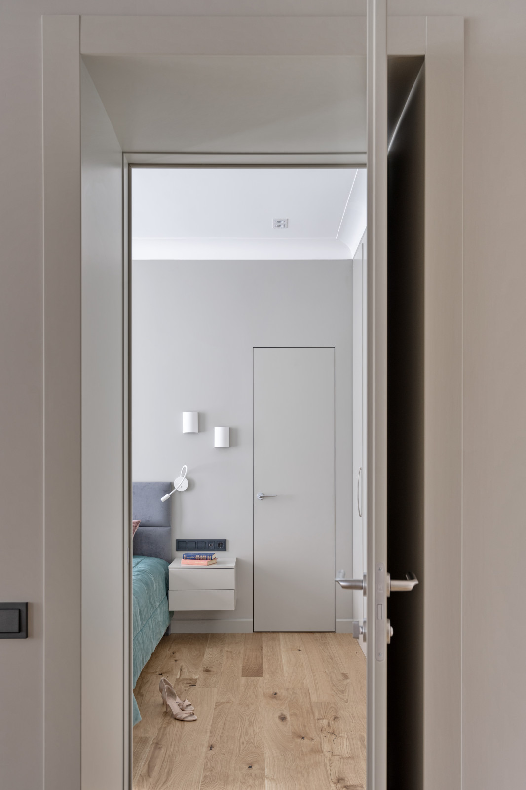 "Смокинг". Квартира на наб. Т. Шевченко