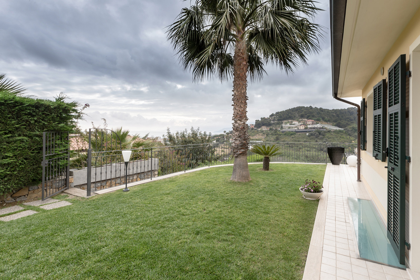 Garden in style of minimalism for a contemporary villa on Cote d'Azur.