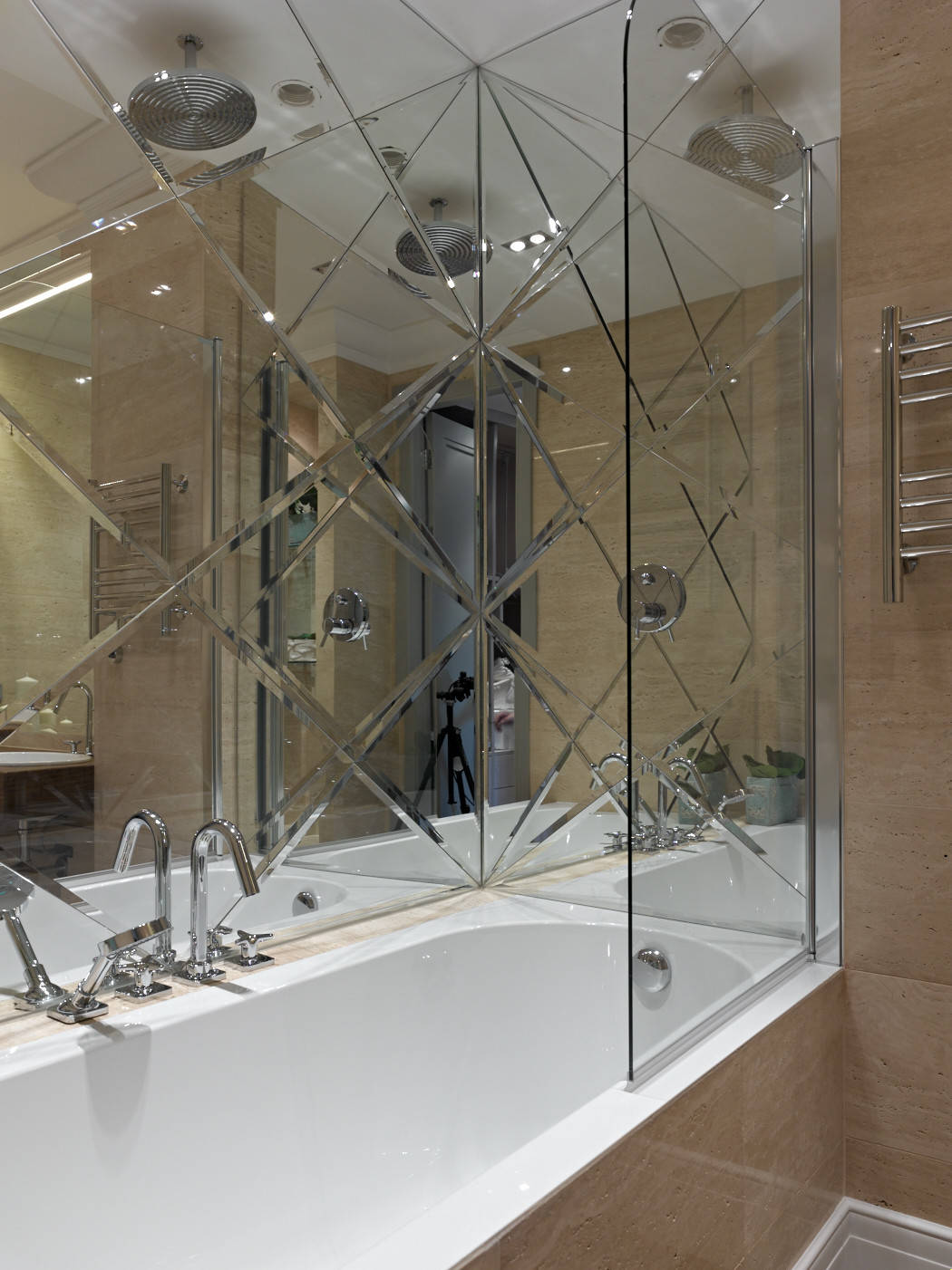 Houzz тур: Квартира с современной живописью и высокими вазами