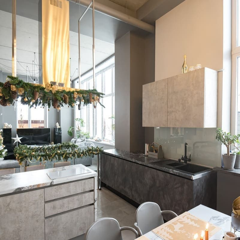 Кухня с островом в загородном доме в стиле лофт