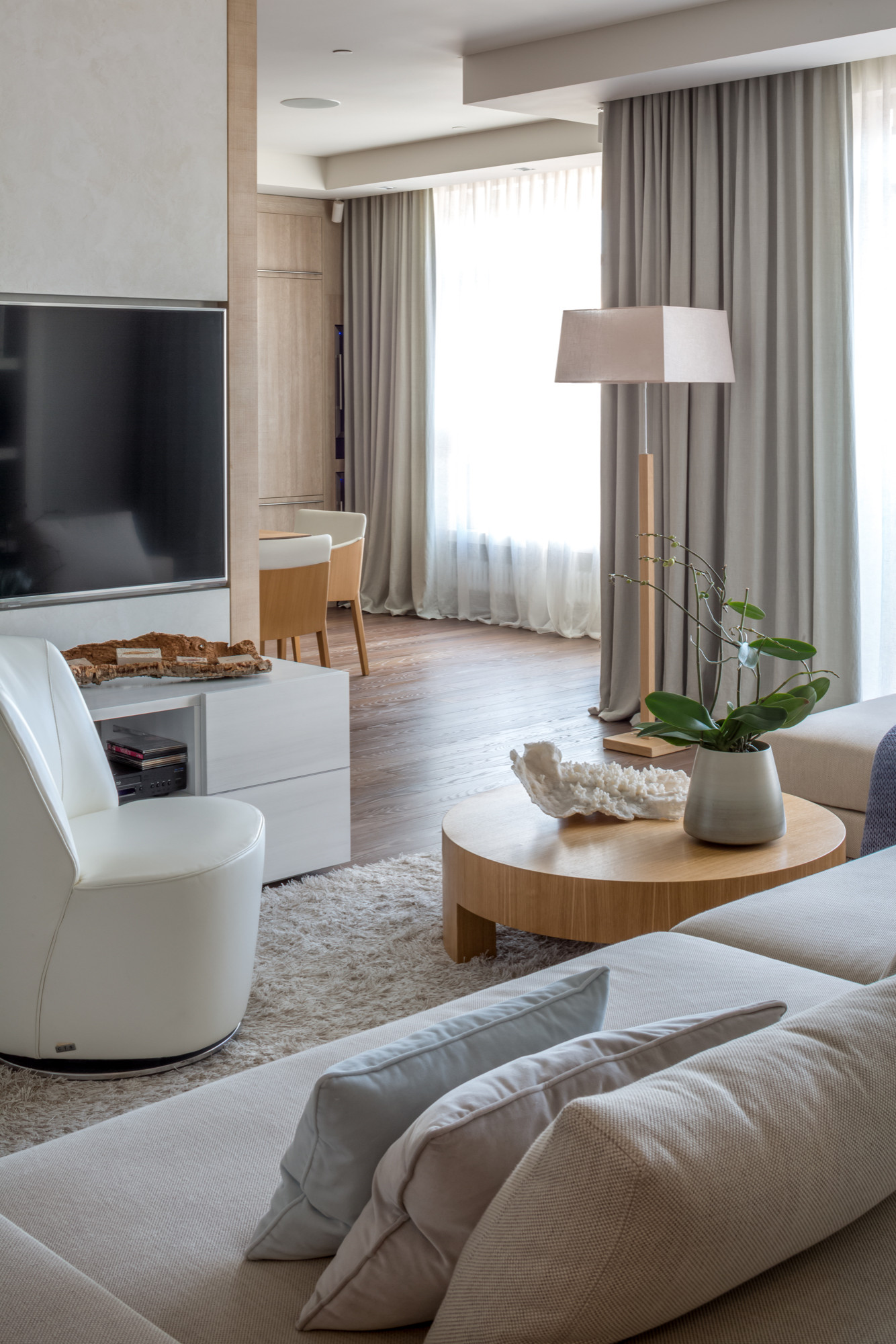 Houzz тур: Морской бриз и песок пустыни на борту квартиры-«Наутилуса»