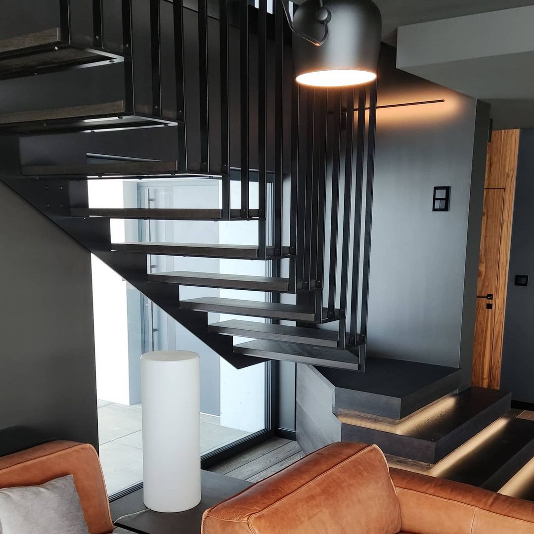 Поворотная лестница  с реечными перилами