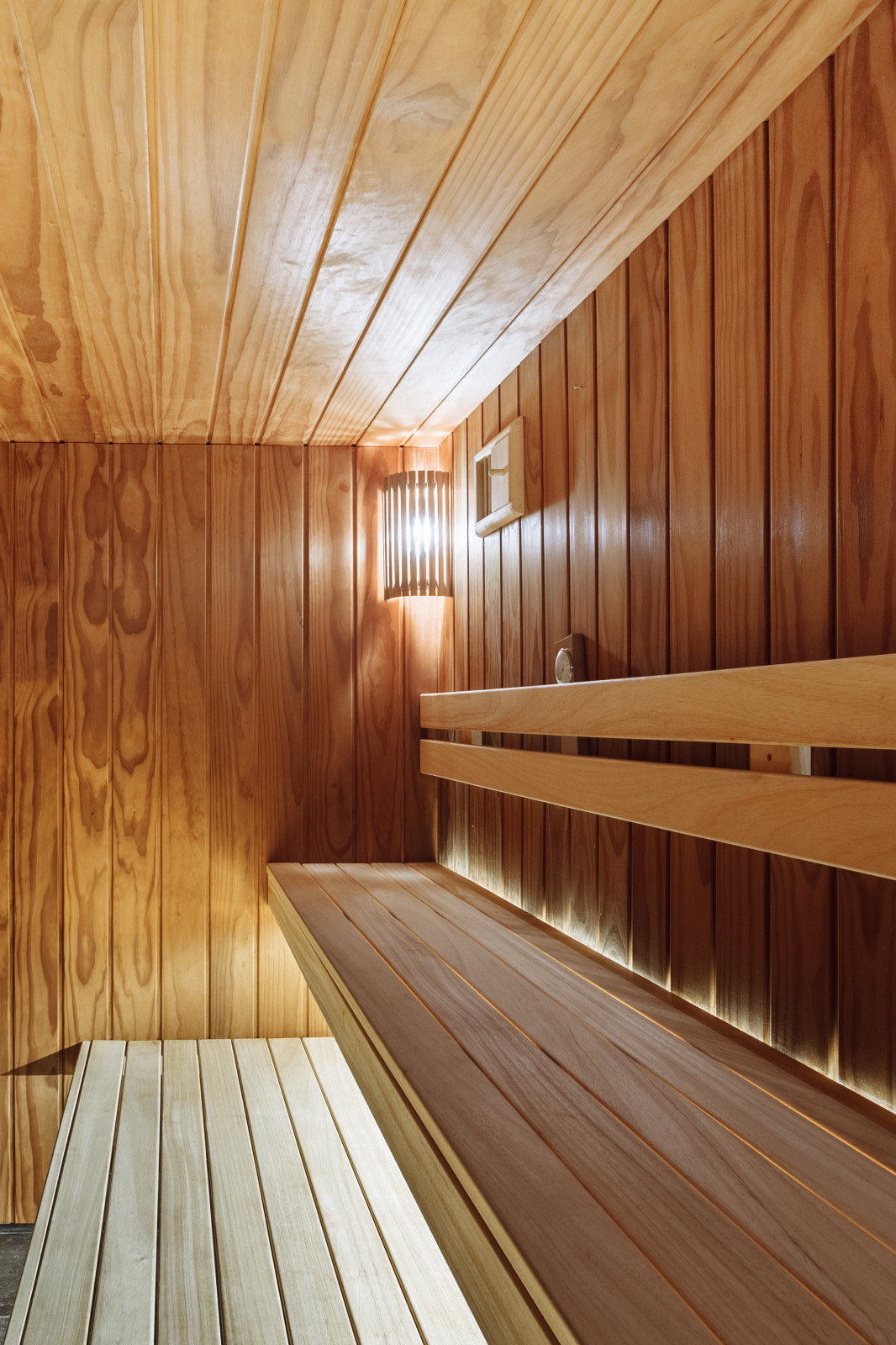 Сауна с бассейном в цоколе частного дома.