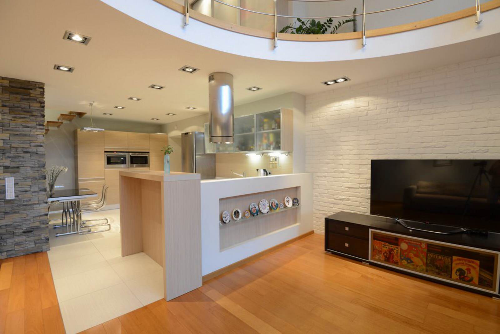 Мастерская превращается в . .