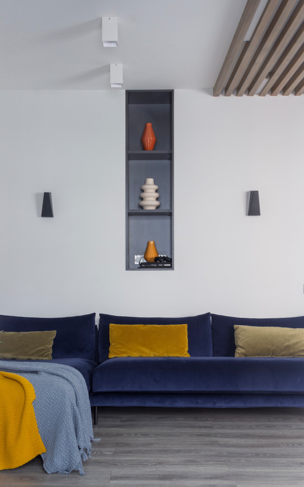 Гостиная с синим диваном