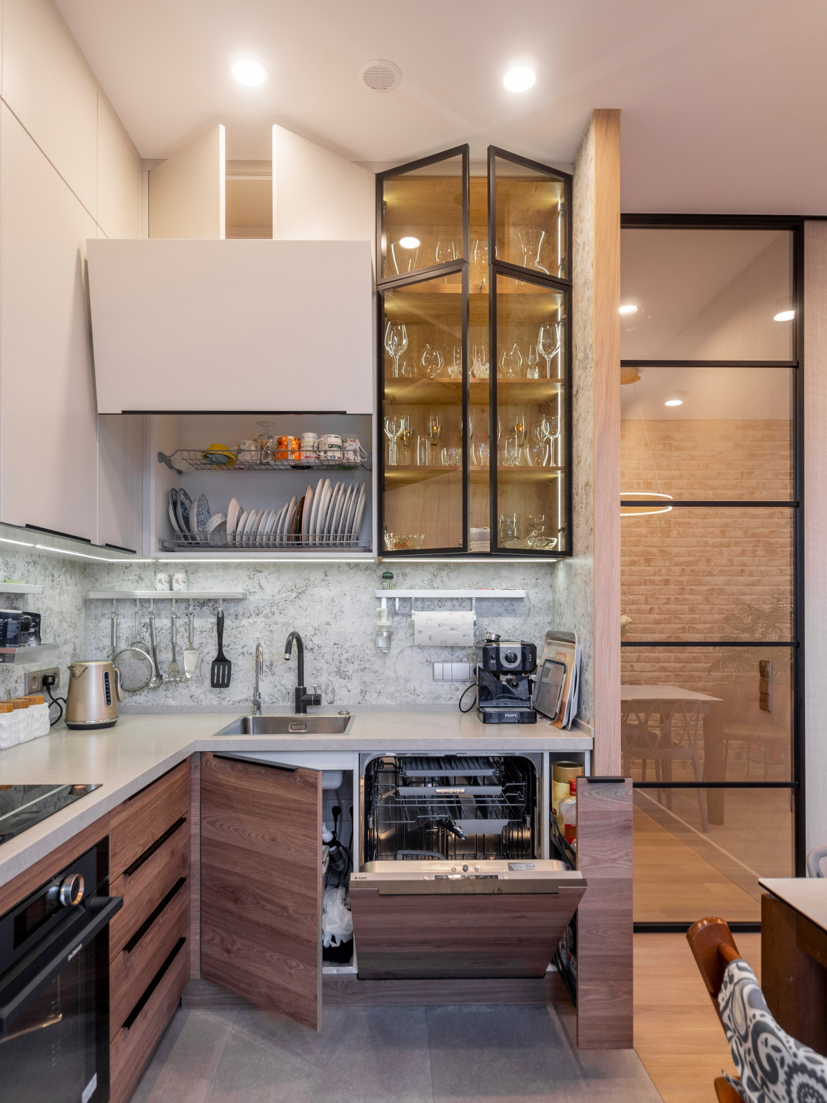 Кухня в минималистичном стиле и оформление ТВ-зоны