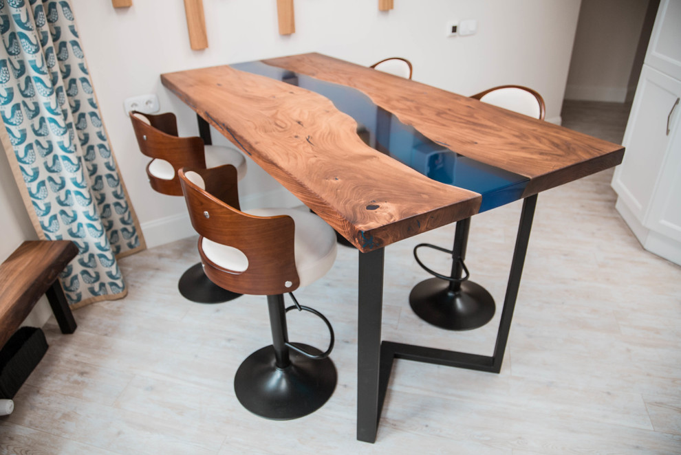 Столовая зона в квартире с панорамным видом