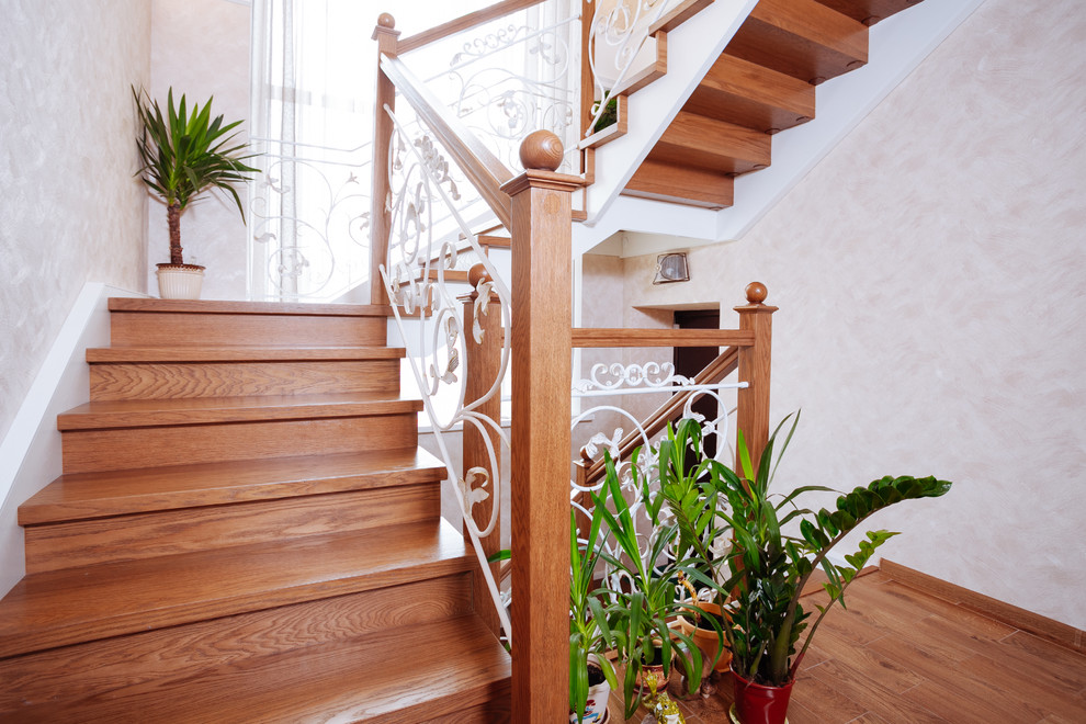 Деревянная лестница с кованым ограждением в Тихой слободе