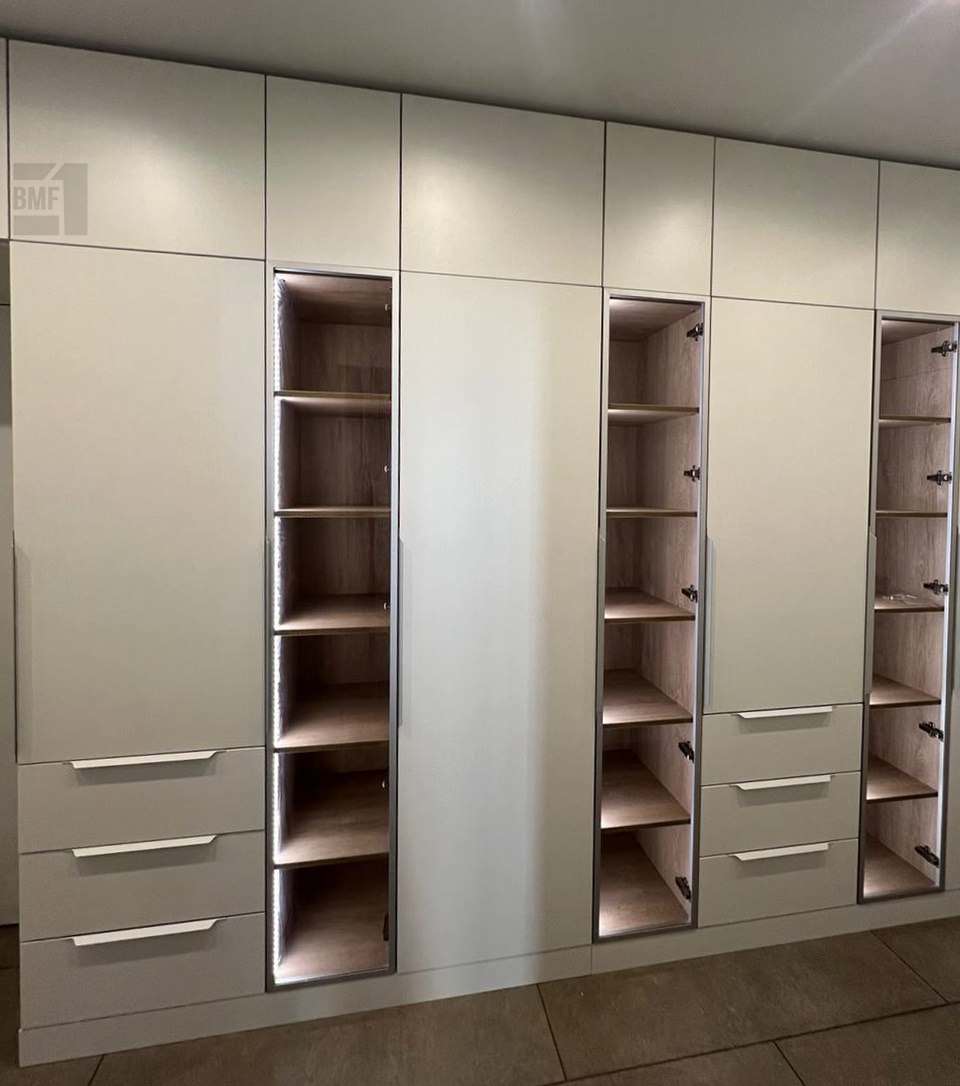 Шкаф в прихожую с подсветкой