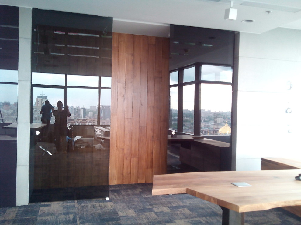 Использование напольных материалов для отделки стен.