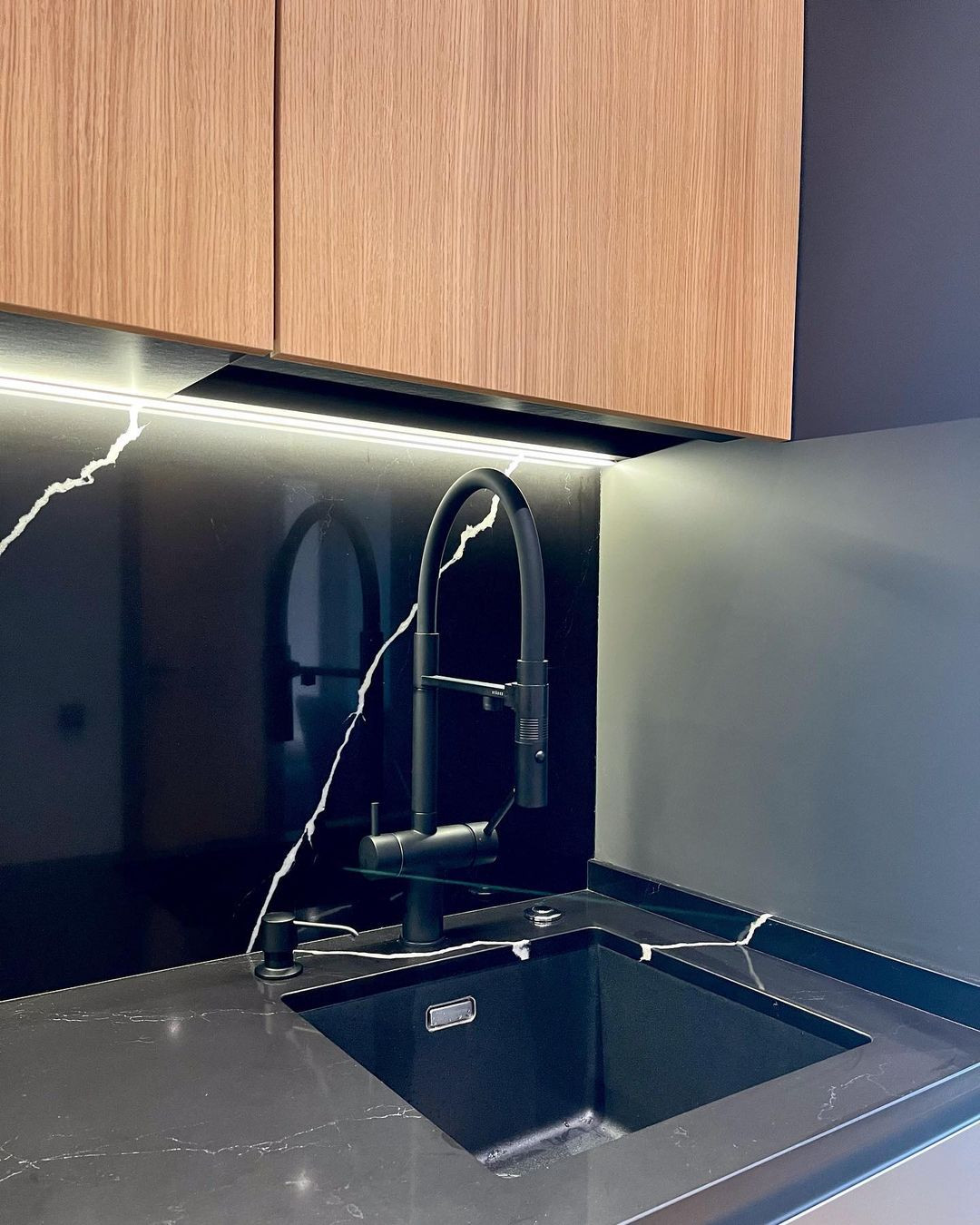 Современная кухня графитового цвета