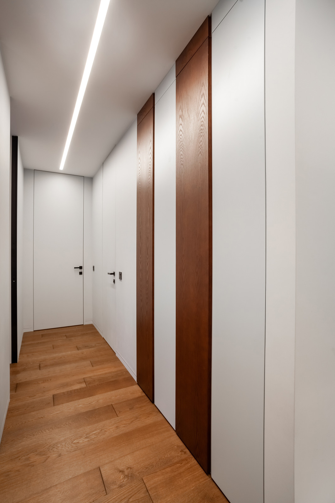 Шкаф в постирочной с системой задвижных фасадов Hafele