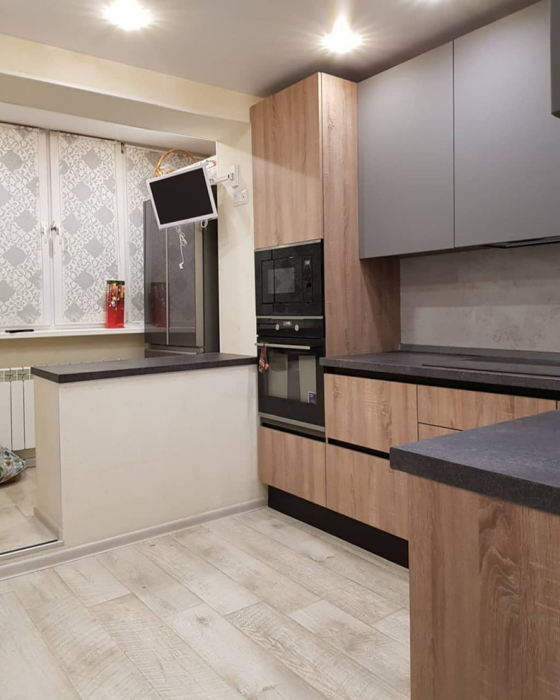 Стильная угловая кухня с деревянными и матовыми фасадами цвета графит