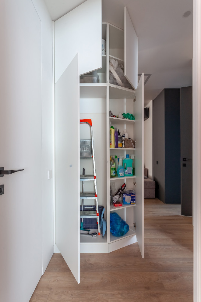 Вместительная система хранения для коридора