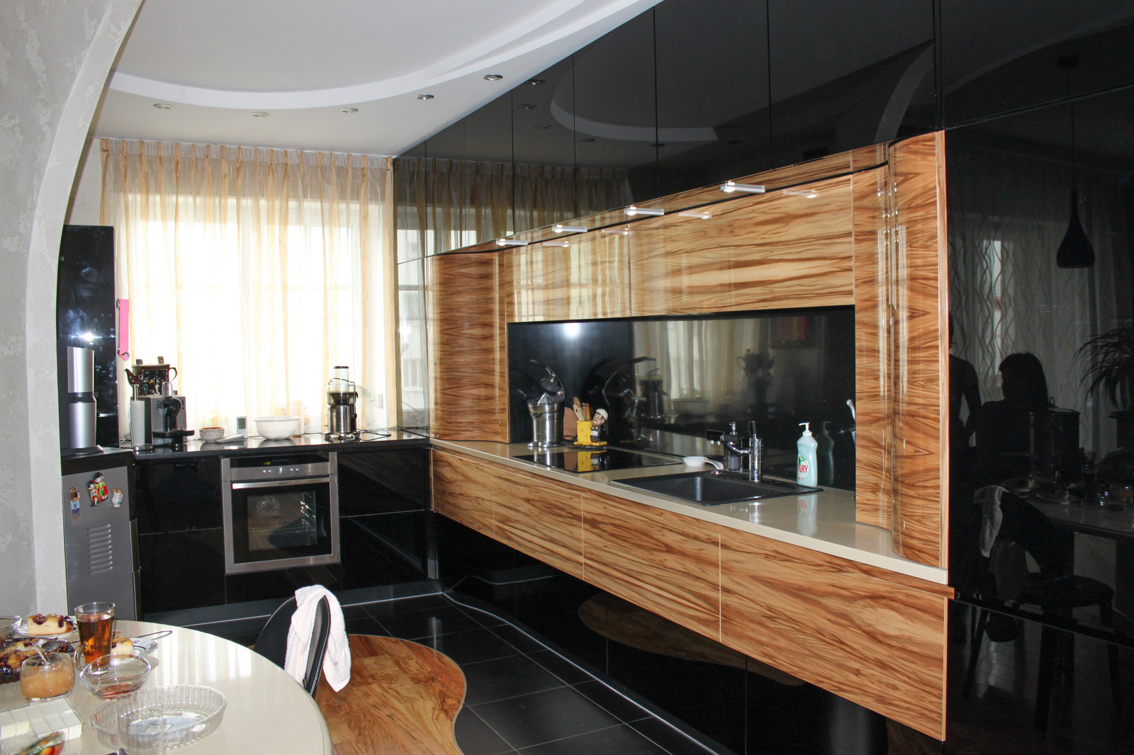 Кухня черная эмаль + шпон