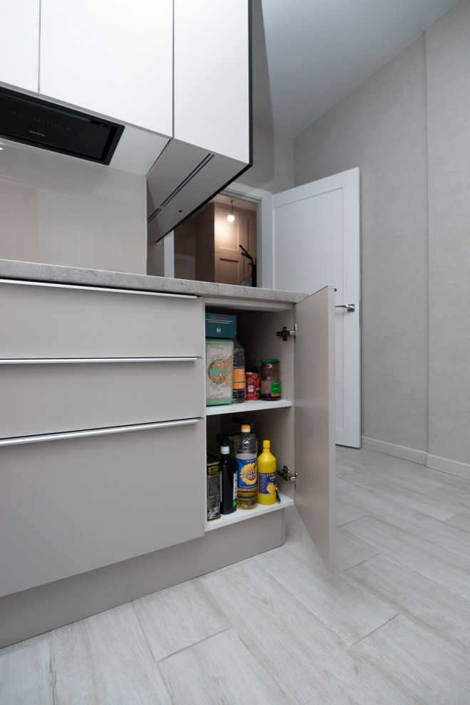 Современная угловая кухня в нежно-сером цвете