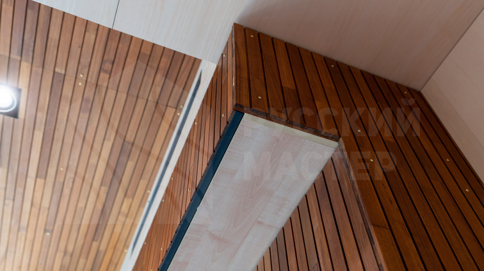 Гостевой дом: фасад из скандинавской доски, рейки из тика и шпонированные панели