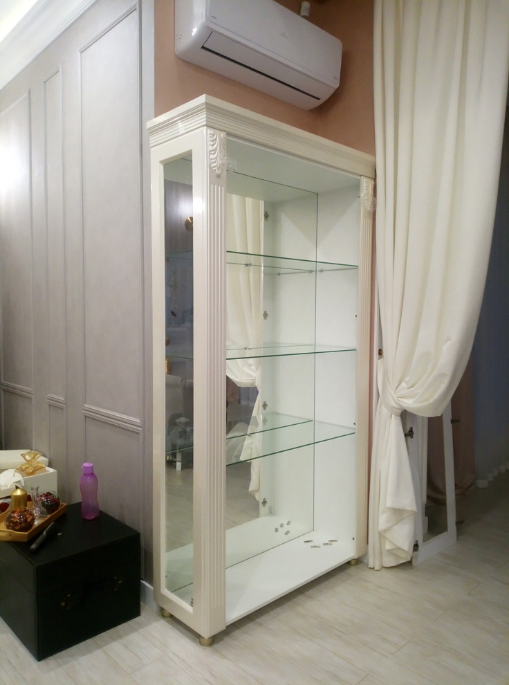 Кухня и гостиная с витринами