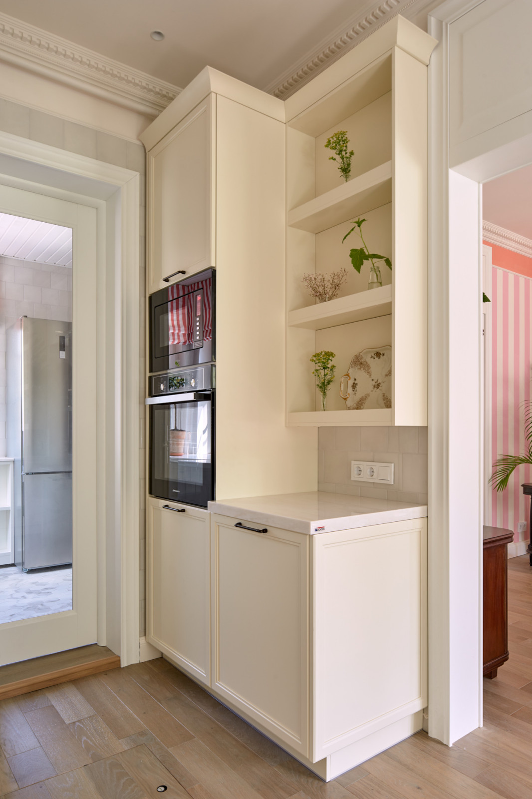 Столовая и кухня в розовую полоску