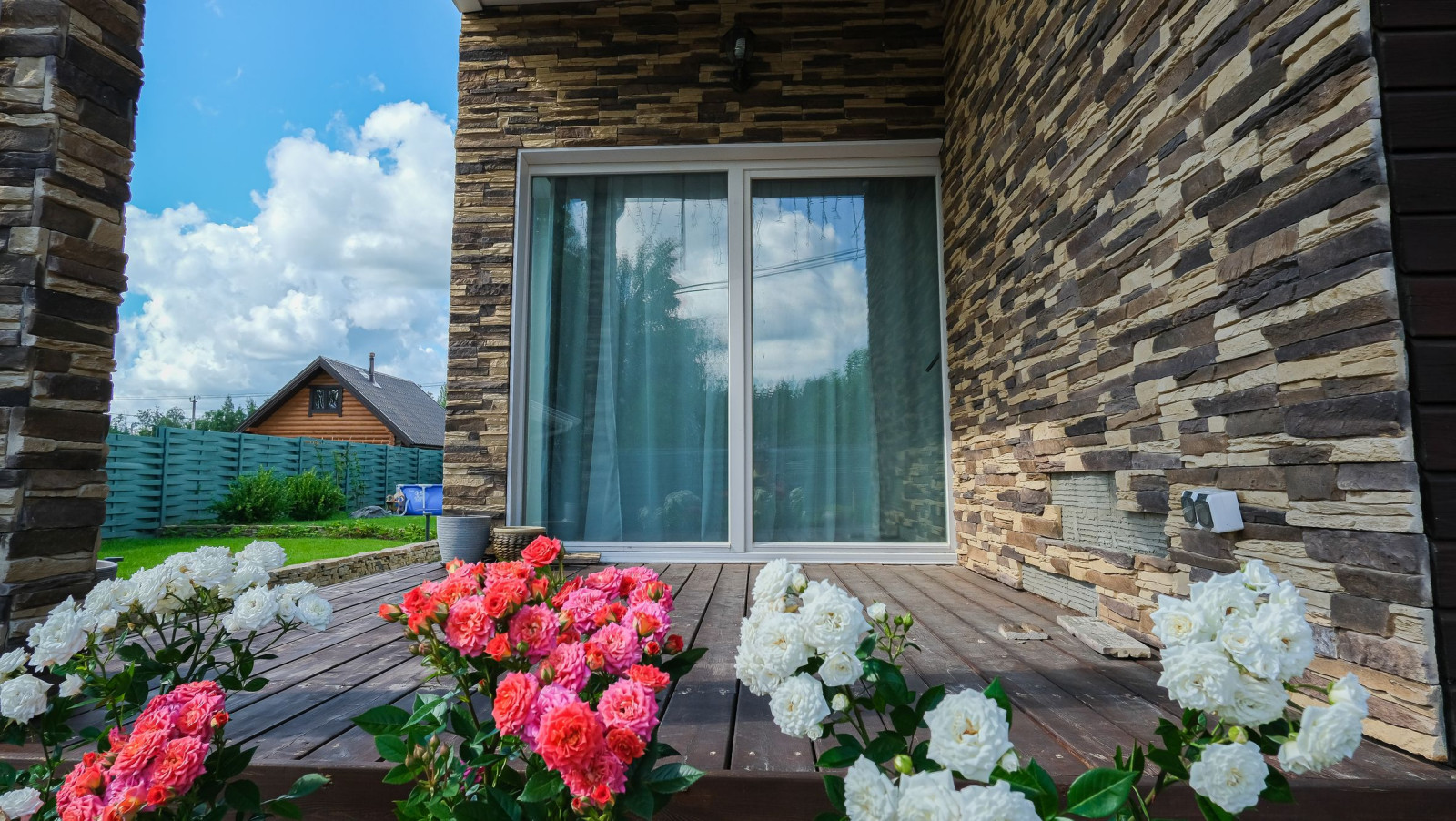 Обложка проекта: Деревянные современные окна для загородных домов