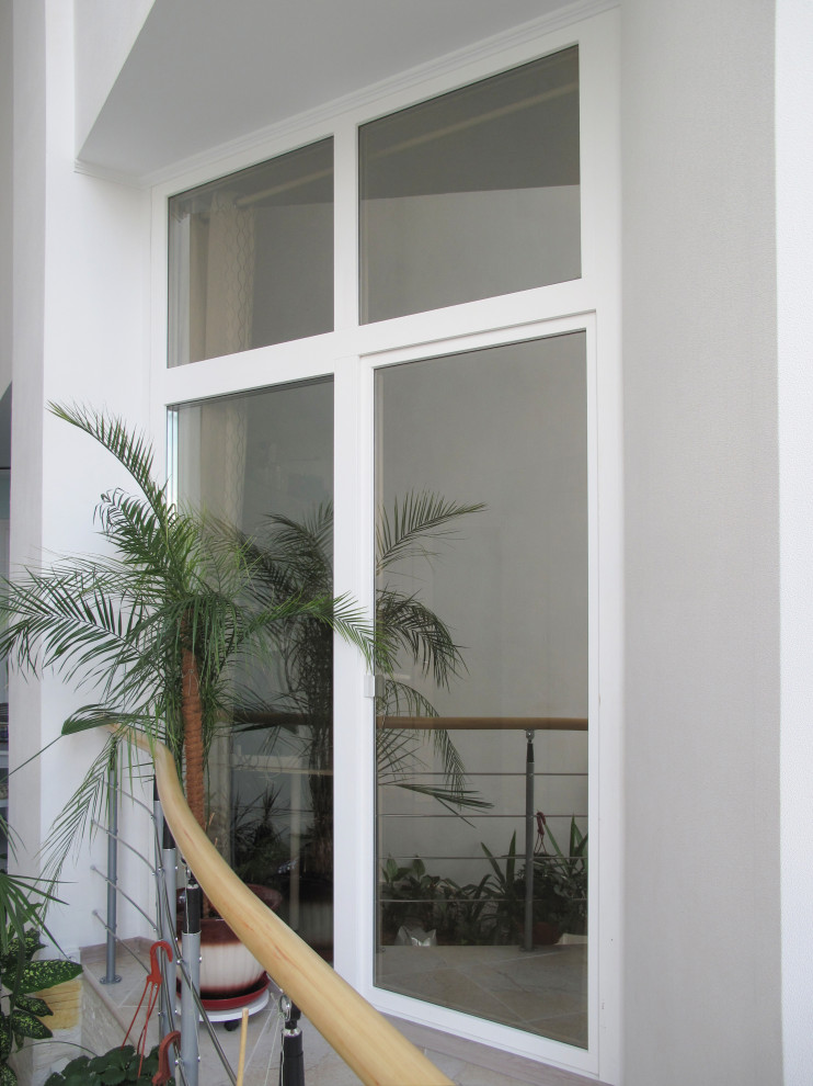 Межкомнатные двери и окно из сосны с шипом и пластиковое окно на лестнице в квар