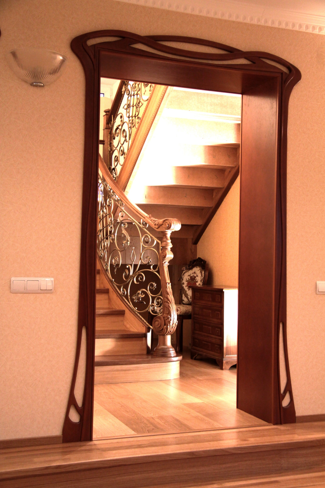 Дубовая лестница в загородном доме