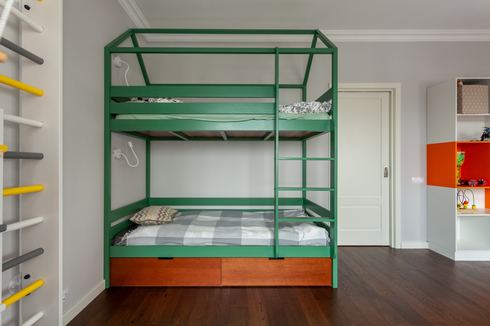 Кровать выполнена из массива дуба и покрыта эмалью