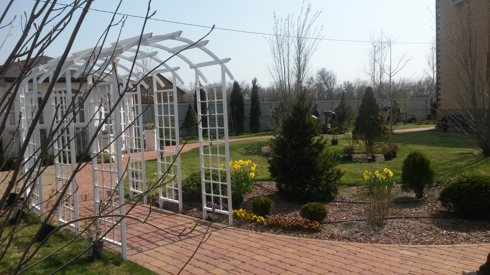 В изгибе дорожки появилась белоснежная арка, чуть позже заплетется лианой