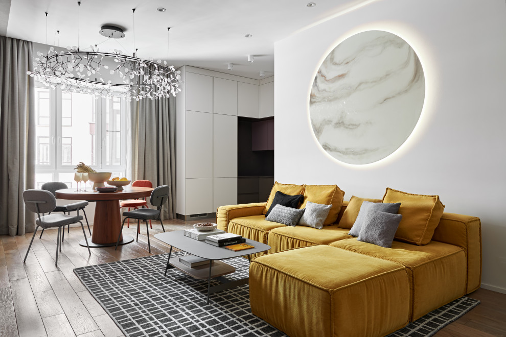 Яркая квартира с желтым диваном и голубой стеной в спальне