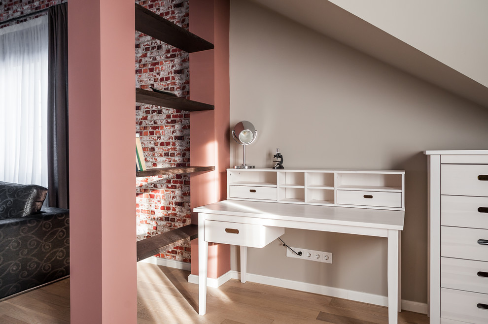 Загородный дом с розовой столовой