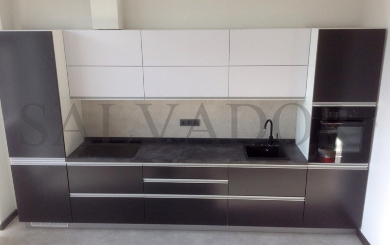 Линейная кухня в современном стиле