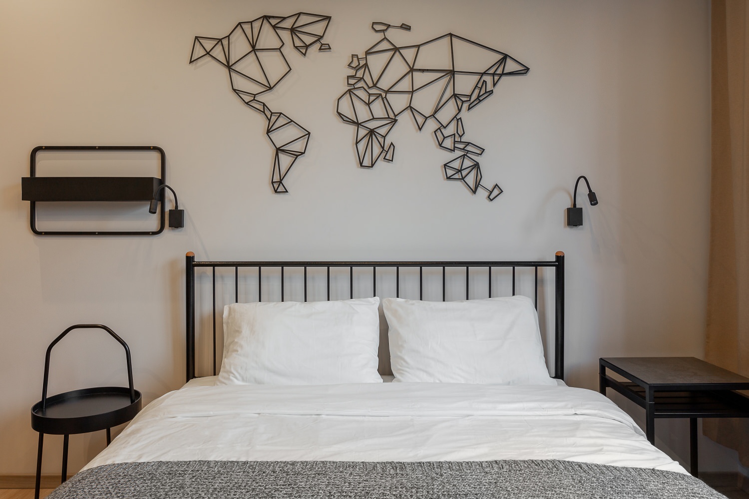 Студия для аренды с пятнистой плиткой