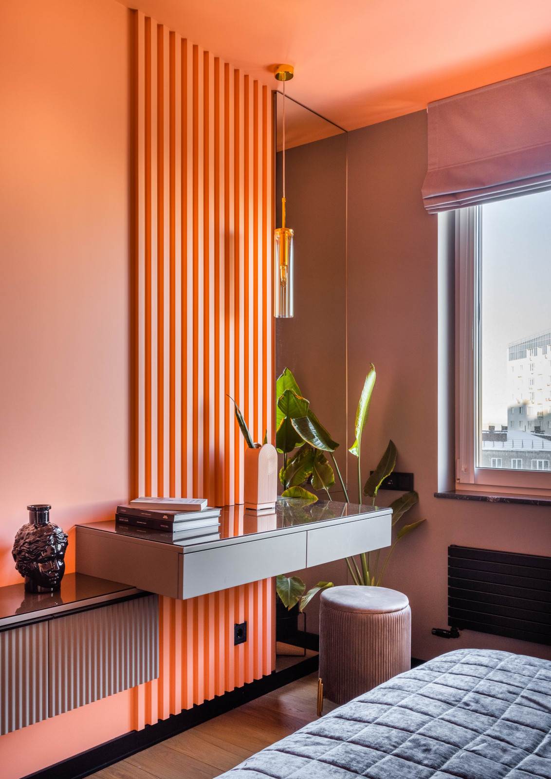 Коралловая спальня