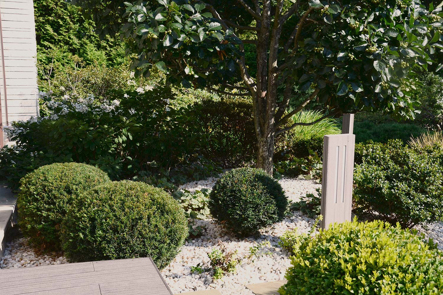 Современный сад в КП "Бенилюкс" вилла 2