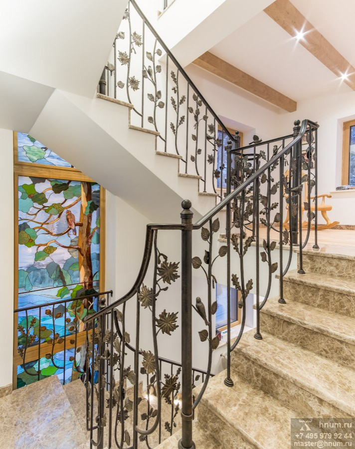 Фотосъёмка кованой лестницы и витражей в загородном доме