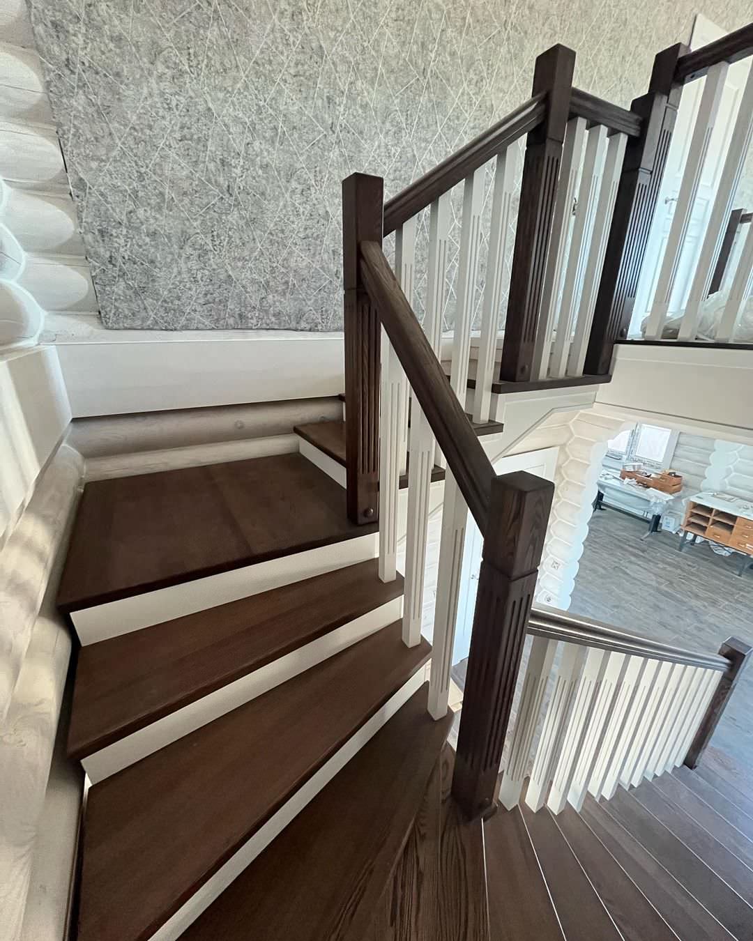 Лестница из ясеня в бревенчатом доме